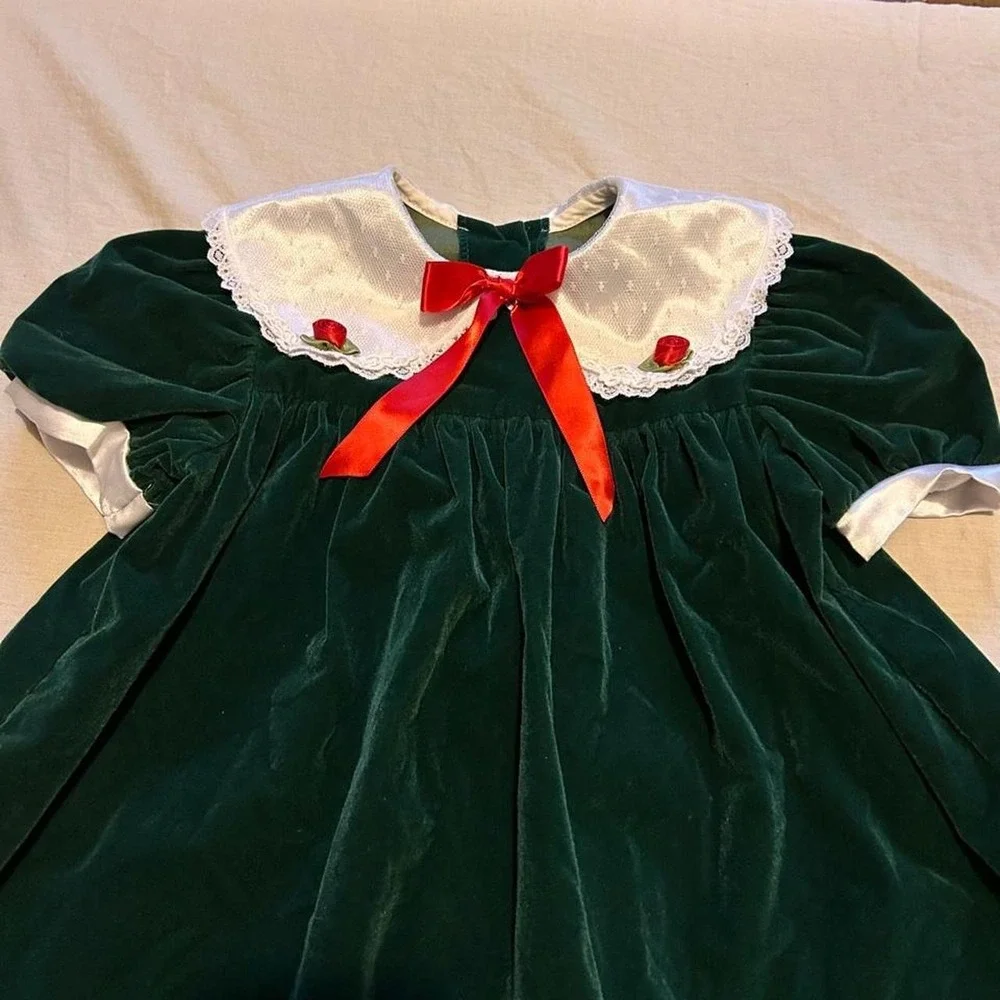 Vintage green velvet girl dress with white lace collar